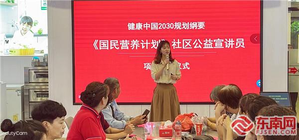 1656578720410394.jpg 4688美高梅行销推广部副部长郑玲芳在给学员们授课.jpg