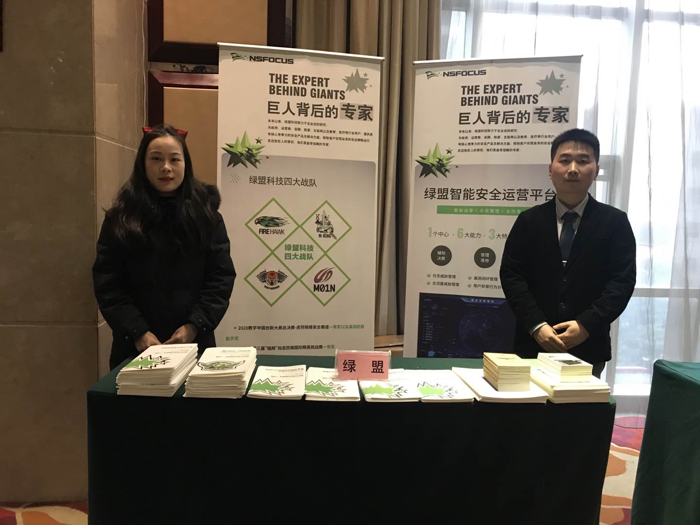 ÄÐ×ÓºÍÅ®ÈËÕ¾ÔÚ×À×ÓǰÖжȿÉÐŶÈÐÎòÒÑ×Ô¶¯ÌìÉú